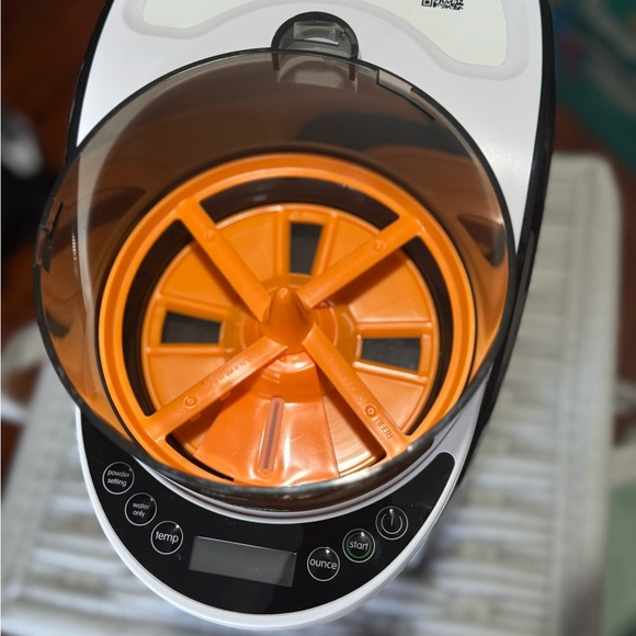 Black and White Formula Dispenser - Picture 3 of 3